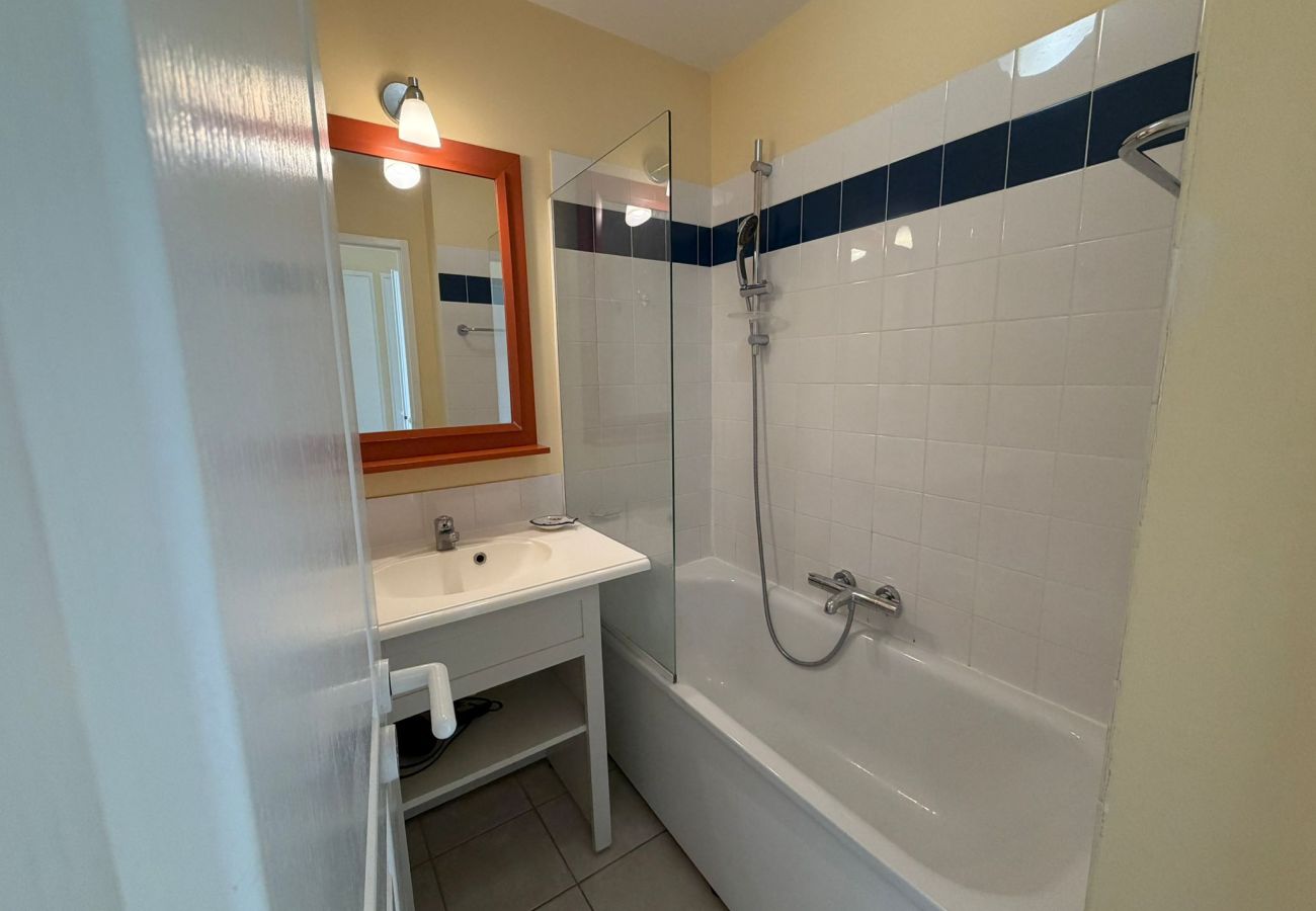 Apartment in Les Sables-d´Olonne - ✨Vue Mer, Piscine & Calme – 150m Océan – Parking