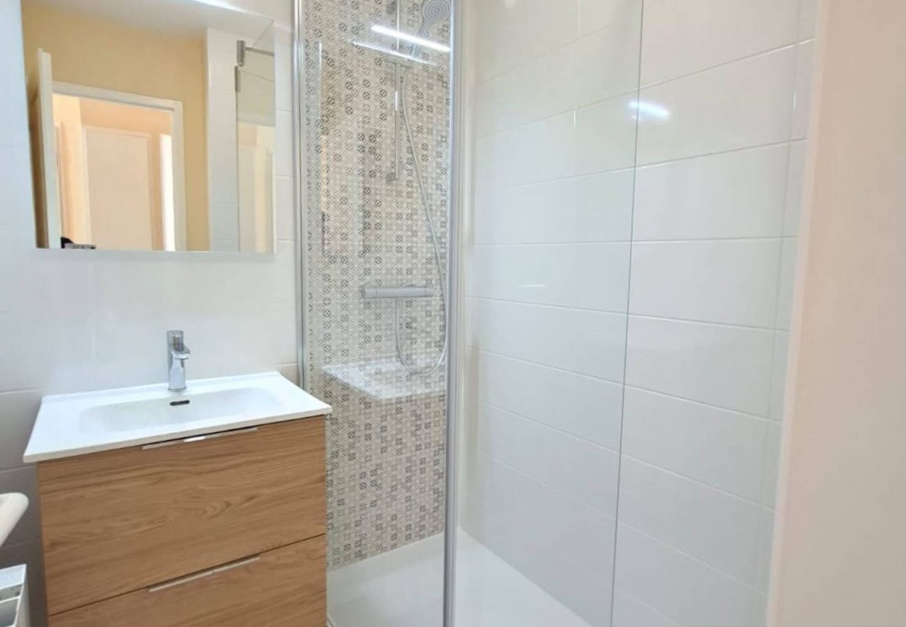 Apartment in Les Sables-d´Olonne - ✨Vue Mer, Piscine & Calme – 150m Océan – Parking