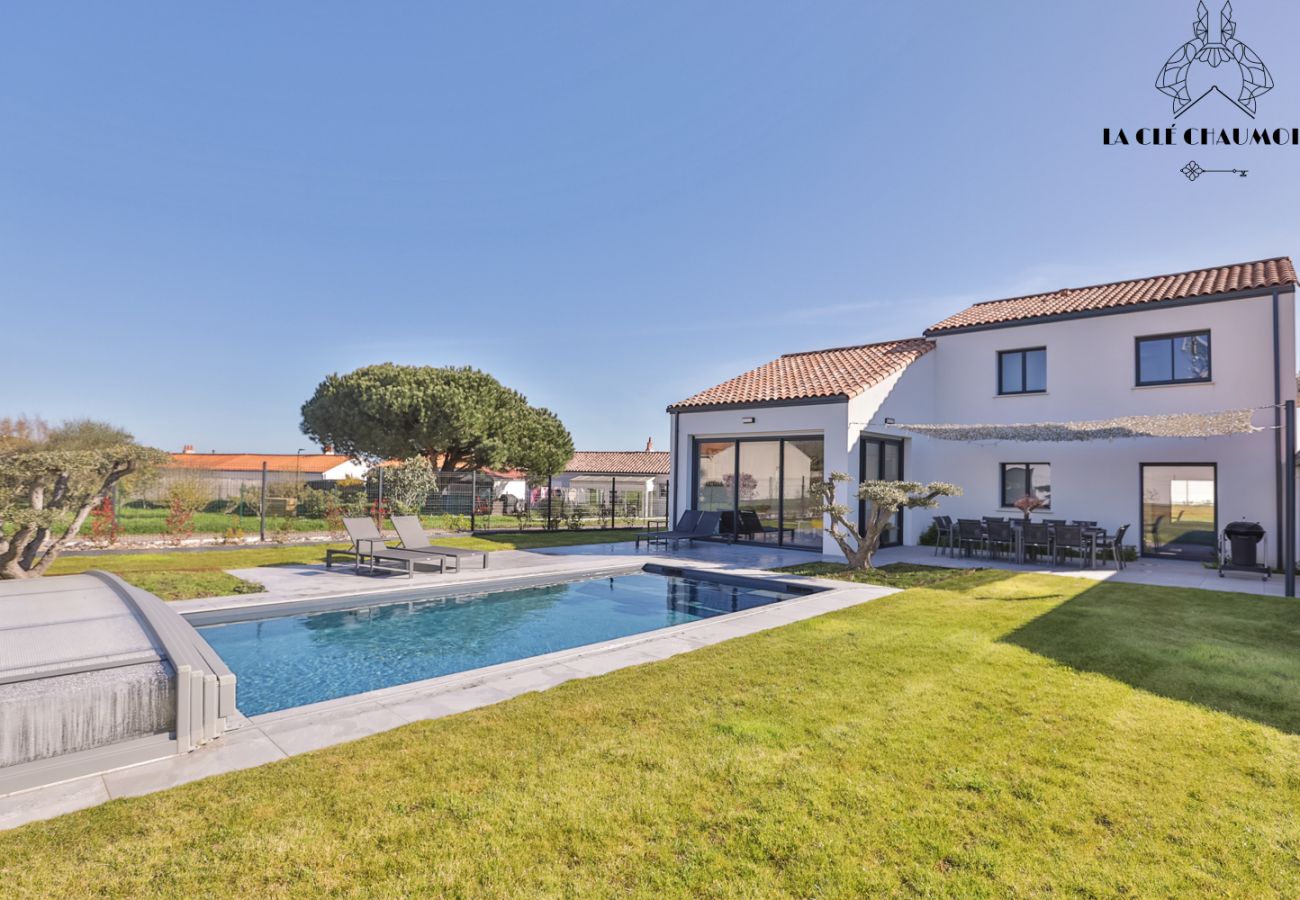 House in Talmont-Saint-Hilaire - La Villa Pop I Talmont I 12 pers I Piscine & Pétanque