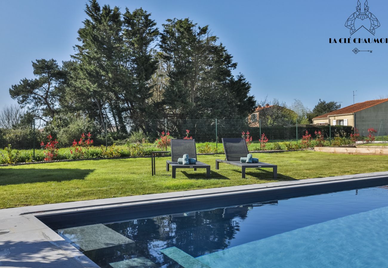House in Talmont-Saint-Hilaire - La Villa Pop I Talmont I 12 pers I Piscine & Pétanque