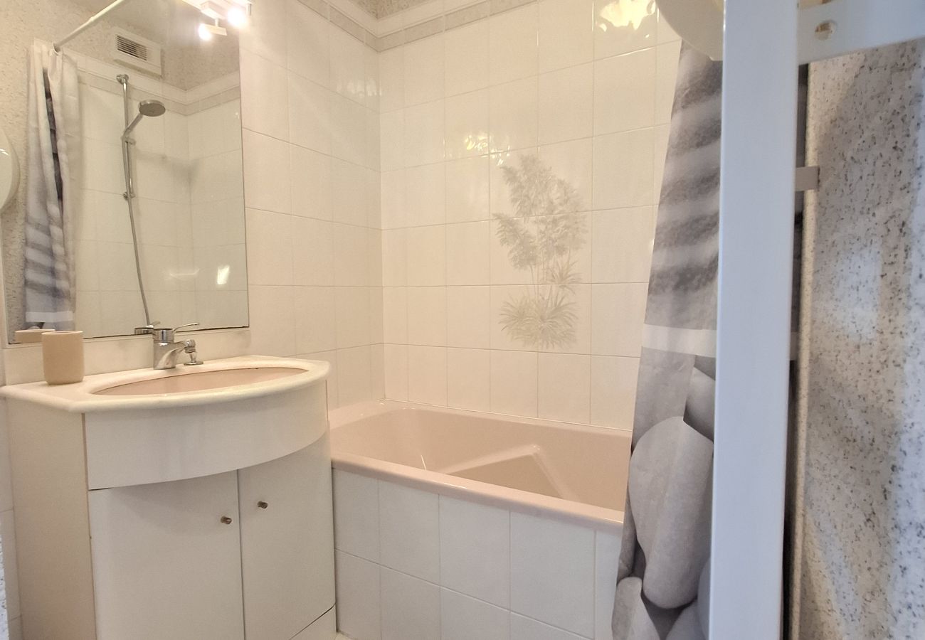 Appartement à Les Sables-d´Olonne - 🌊 Studio lumineux avec vue mer & piscine 