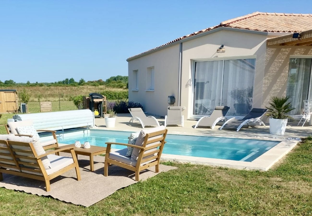 Maison à Le Bernard - La Villa Bohème 4⭐| Piscine chauffée & Pétanque | Proche O'Gliss