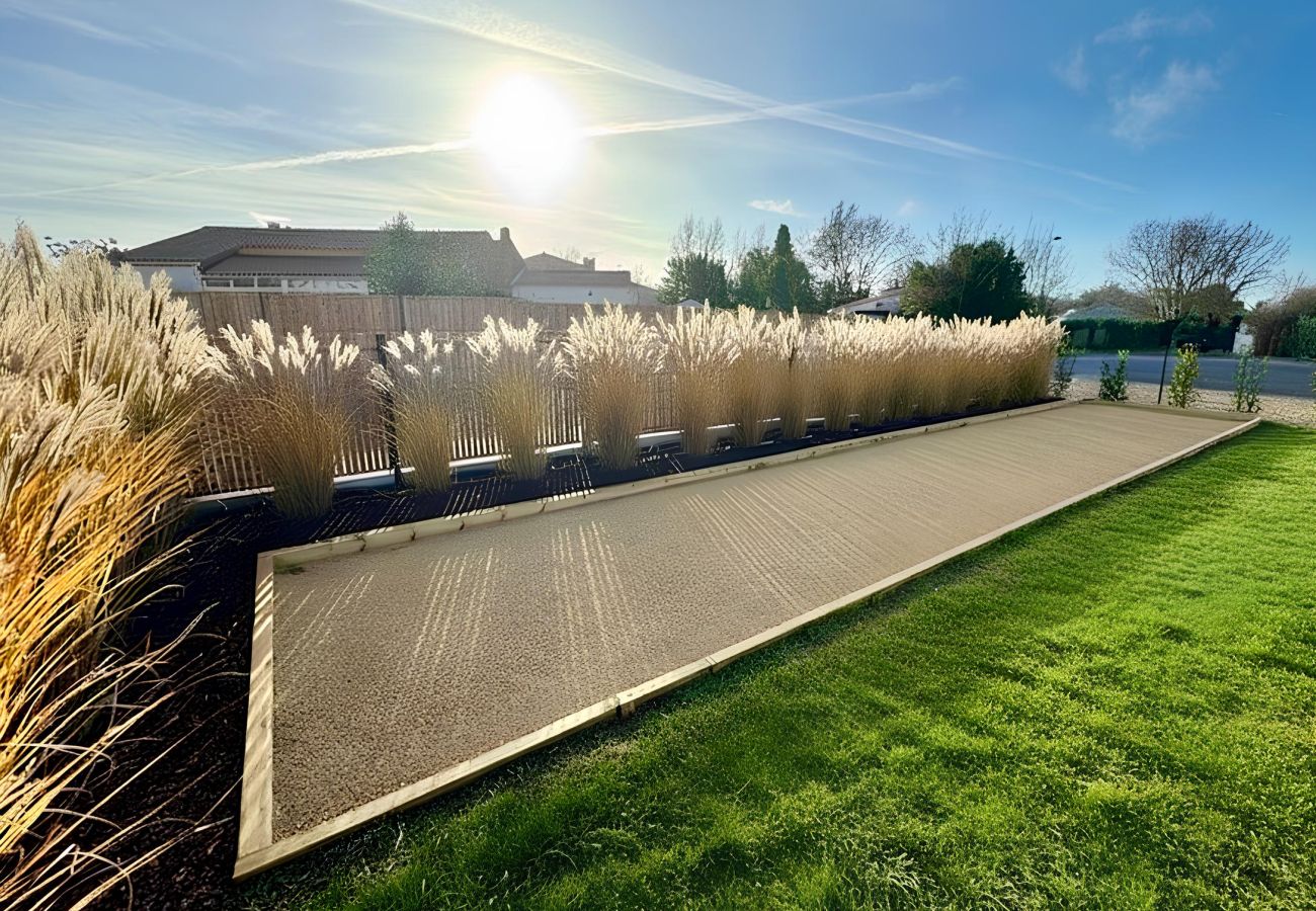 Maison à Le Bernard - La Villa Bohème 4⭐| Piscine chauffée & Pétanque | Proche O'Gliss