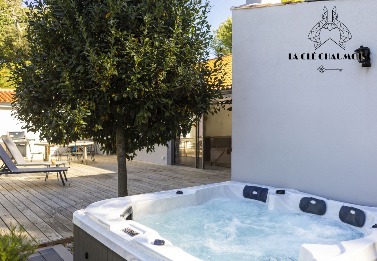 Villa à Les Sables-d´Olonne - La Cachette des Vagues 🌿 Maison nature I Piscine & Jacuzzi I 10 pers