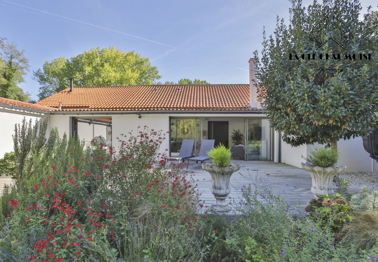 Villa à Les Sables-d´Olonne - La Cachette des Vagues 🌿 Maison nature I Piscine & Jacuzzi I 10 pers