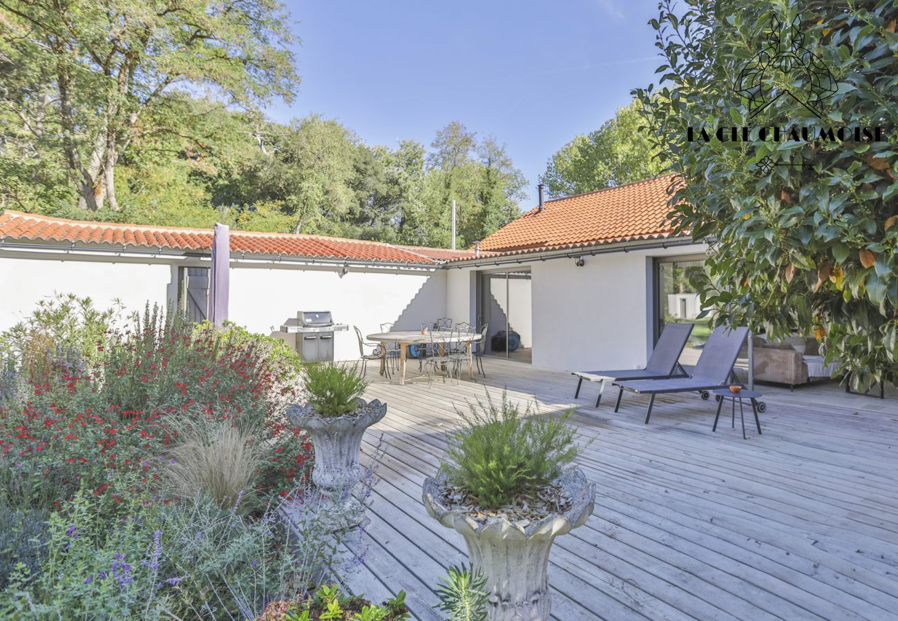 Villa à Les Sables-d´Olonne - La Cachette des Vagues 🌿 Maison nature I Piscine & Jacuzzi I 10 pers